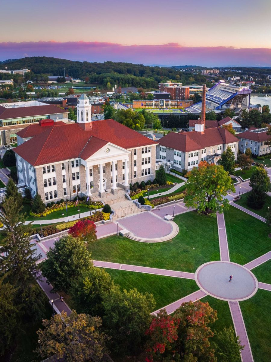 James Madison University (JMU) tọa lạc tại Thung lũng Shenandoah, Virginia